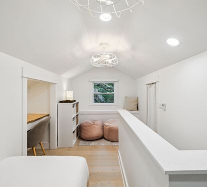 Twin Loft - Dedicated Workspace & Cozy Reading Nook
