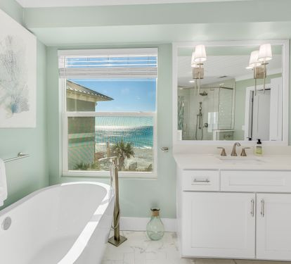 Primary Suite - Tub and Shower