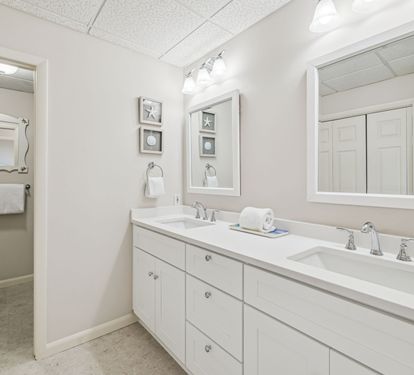 Queen Guest En-Suite - Dual Vanities