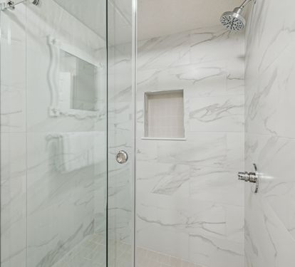 Queen Guest En-Suite - Walk-In Shower