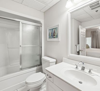 Queen Guest En-Suite - Single Vanity & Shower/Tub Combo