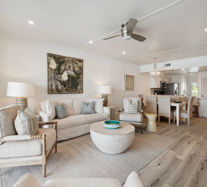Spacious Living Area with Ample Seating!