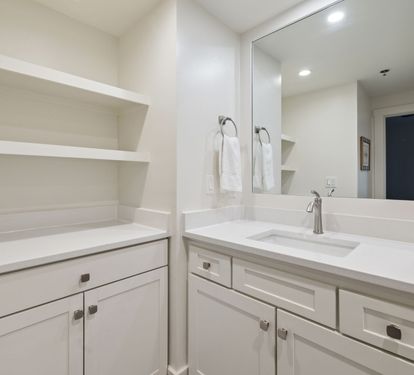 Family En-Suite - Single Vanity & Ample Storage