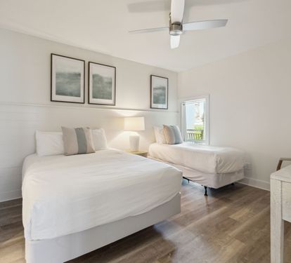Family Suite with Queen & Twin Bed - Equipped with a Flat-Screen TV