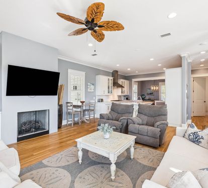 Spacious Living Area with Ample Seating