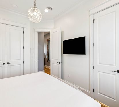 King Guest Suite - Flat-Screen TV