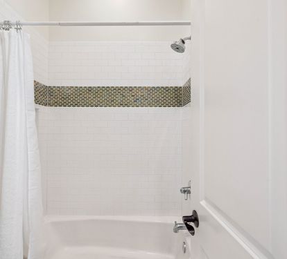 Shared Guest Bathroom - Shower/Tub Combo