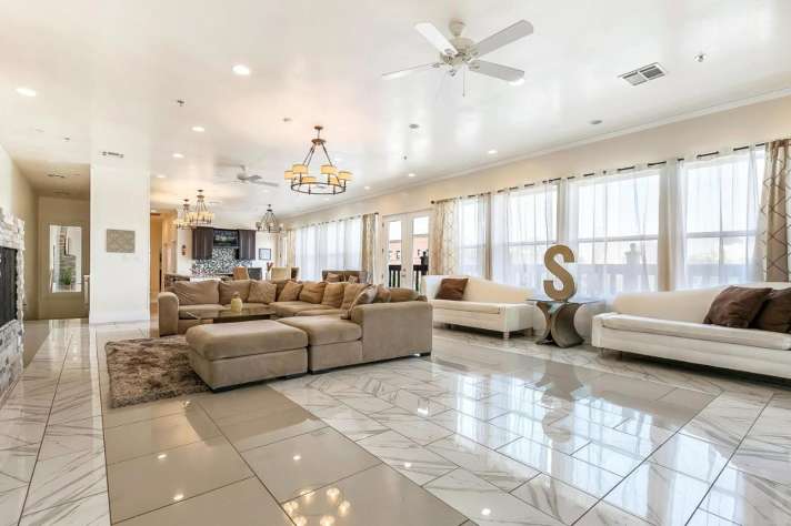 Spacious 3BR Modern Penthouse with Balcony